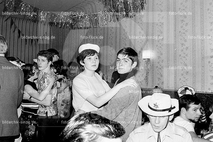 1966/1967 Jugendabend bei Steinemann Karneval: JGSTKR-010260