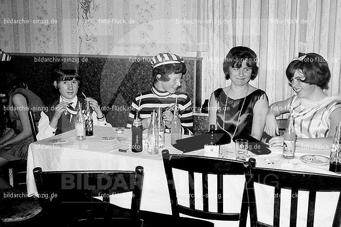 1966/1967 Jugendabend bei Steinemann Karneval: JGSTKR-010271