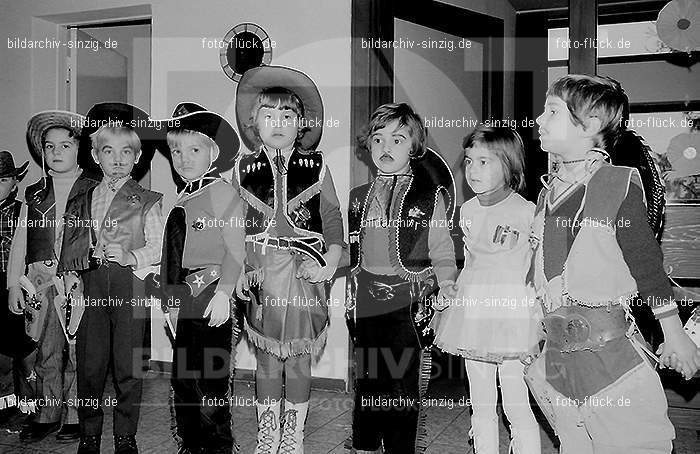 1972 Karneval im Kindergarten St. Peter in Sinzig: KRKNSTPTSN-013646