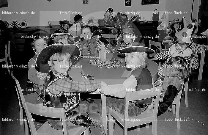 1972 Karneval im Kindergarten St. Peter in Sinzig: KRKNSTPTSN-013663