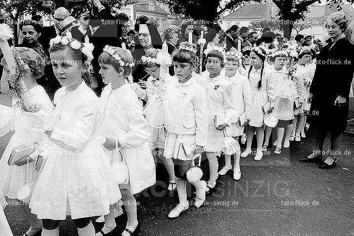 1967 Weißer Sonntag Kommunion in Sinzig St. Peter: WSSNKMSNSTPT-010001