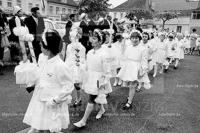1967 Weißer Sonntag Kommunion in Sinzig St. Peter: WSSNKMSNSTPT-010013