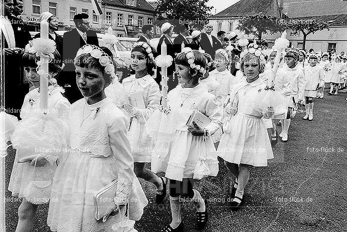 1967 Weißer Sonntag Kommunion in Sinzig St. Peter: WSSNKMSNSTPT-010016