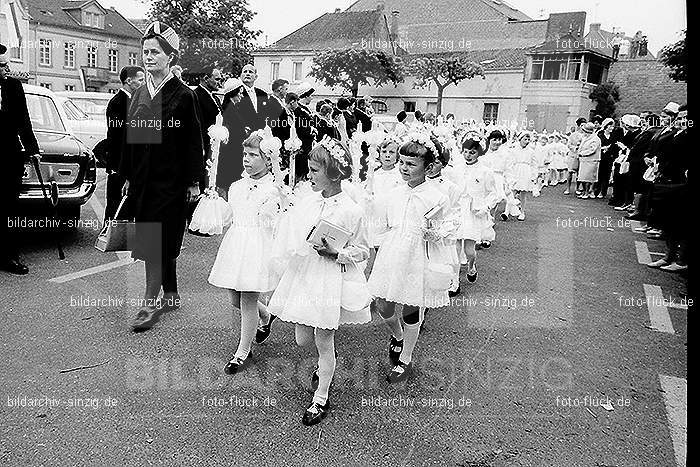 1967 Weißer Sonntag Kommunion in Sinzig St. Peter: WSSNKMSNSTPT-010023
