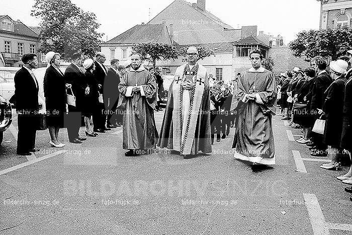 1967 Weißer Sonntag Kommunion in Sinzig St. Peter: WSSNKMSNSTPT-010026
