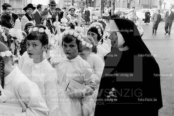 1967 Weißer Sonntag Kommunion in Sinzig St. Peter: WSSNKMSNSTPT-010085