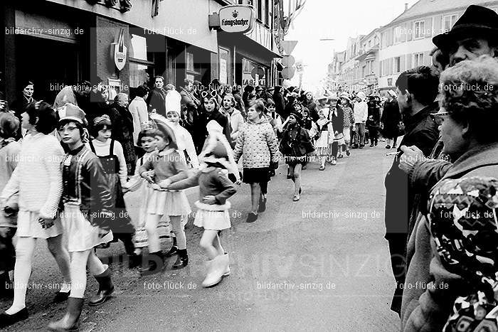 1967 Kinderzug am Veilchendienstag in Sinzig: KNVLSN-010242