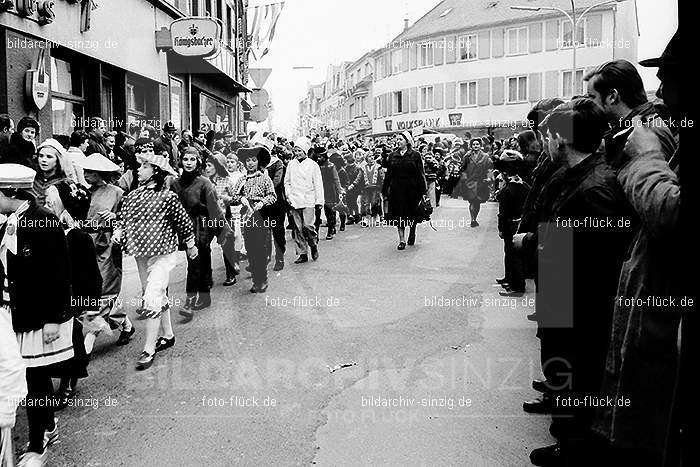 1967 Kinderzug am Veilchendienstag in Sinzig: KNVLSN-010243