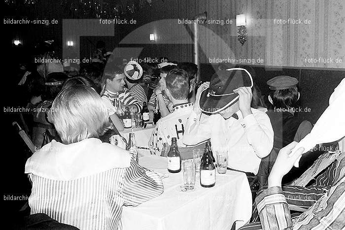 1966/1967 Jugendabend bei Steinemann Karneval: JGSTKR-010254