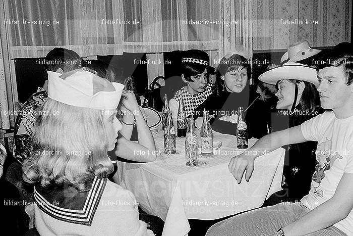 1966/1967 Jugendabend bei Steinemann Karneval: JGSTKR-010256