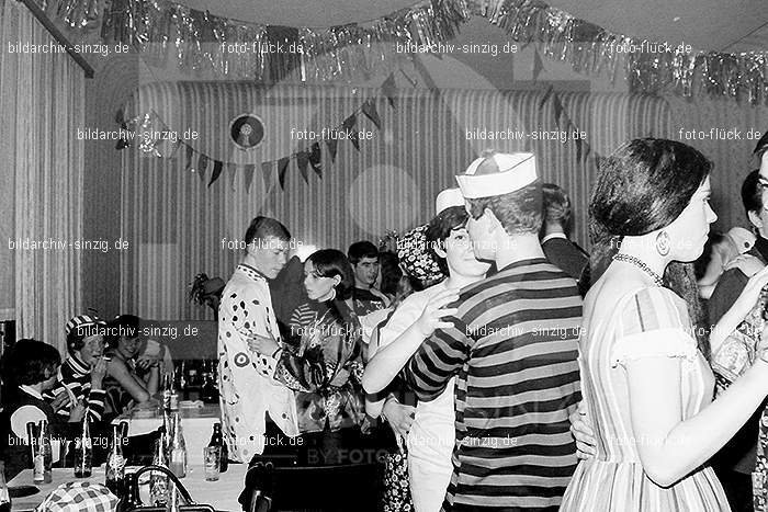 1966/1967 Jugendabend bei Steinemann Karneval: JGSTKR-010257