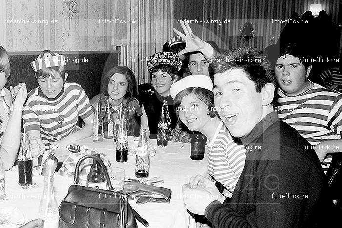 1966/1967 Jugendabend bei Steinemann Karneval: JGSTKR-010258