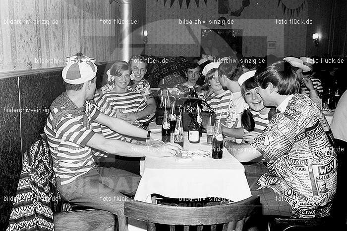 1966/1967 Jugendabend bei Steinemann Karneval: JGSTKR-010259