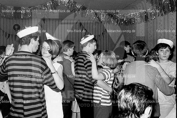 1966/1967 Jugendabend bei Steinemann Karneval: JGSTKR-010261
