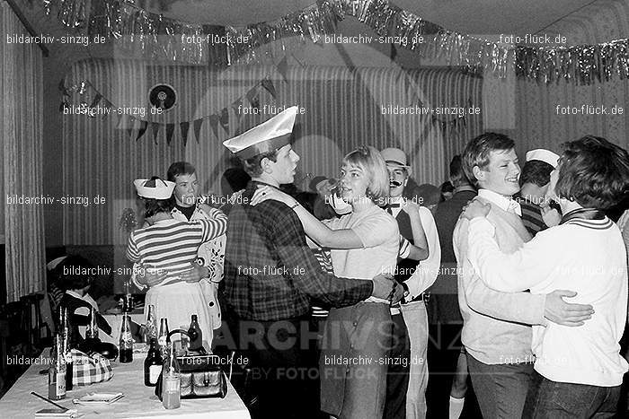 1966/1967 Jugendabend bei Steinemann Karneval: JGSTKR-010263