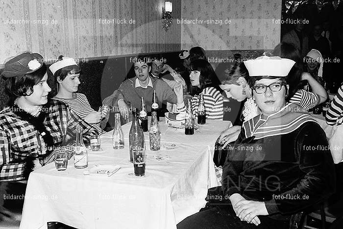 1966/1967 Jugendabend bei Steinemann Karneval: JGSTKR-010264