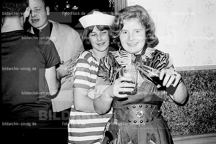 1966/1967 Jugendabend bei Steinemann Karneval: JGSTKR-010267