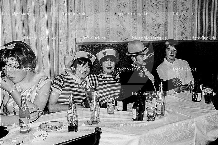 1966/1967 Jugendabend bei Steinemann Karneval: JGSTKR-010268
