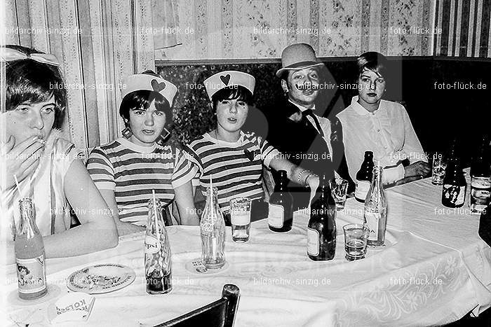 1966/1967 Jugendabend bei Steinemann Karneval: JGSTKR-010270