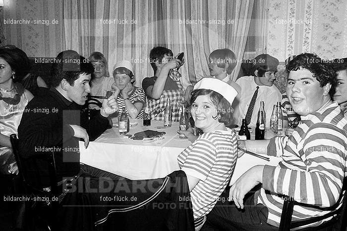 1966/1967 Jugendabend bei Steinemann Karneval: JGSTKR-010272