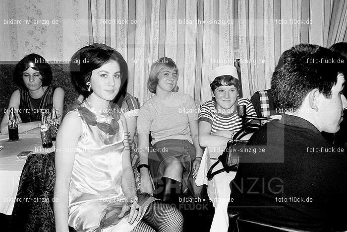 1966/1967 Jugendabend bei Steinemann Karneval: JGSTKR-010273