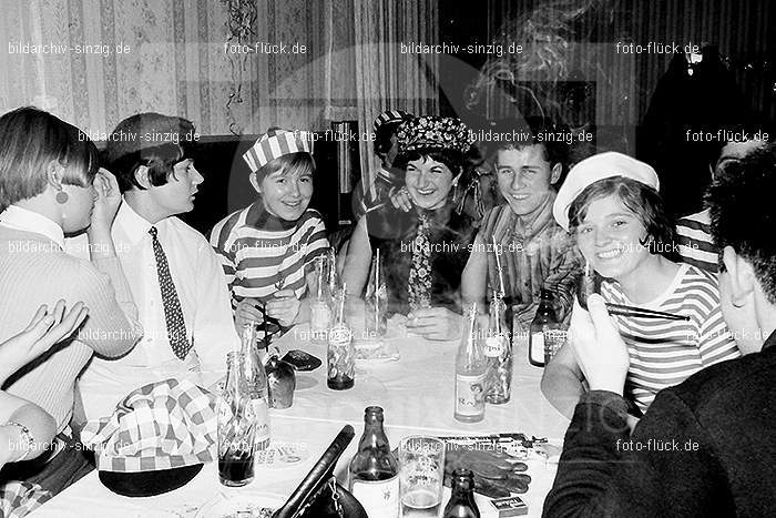 1966/1967 Jugendabend bei Steinemann Karneval: JGSTKR-010274