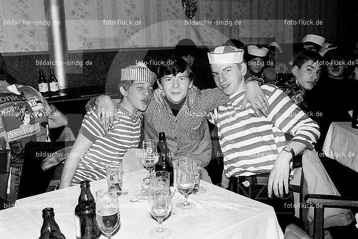 1966/1967 Jugendabend bei Steinemann Karneval: JGSTKR-010276