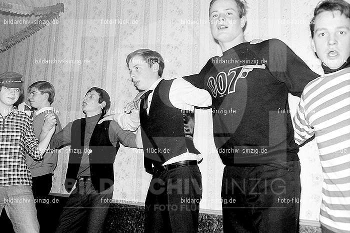 1966/1967 Jugendabend bei Steinemann Karneval: JGSTKR-010278