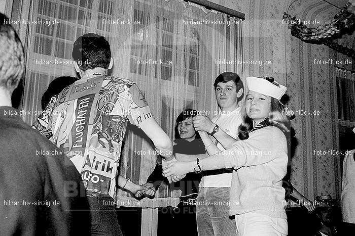 1966/1967 Jugendabend bei Steinemann Karneval: JGSTKR-010280