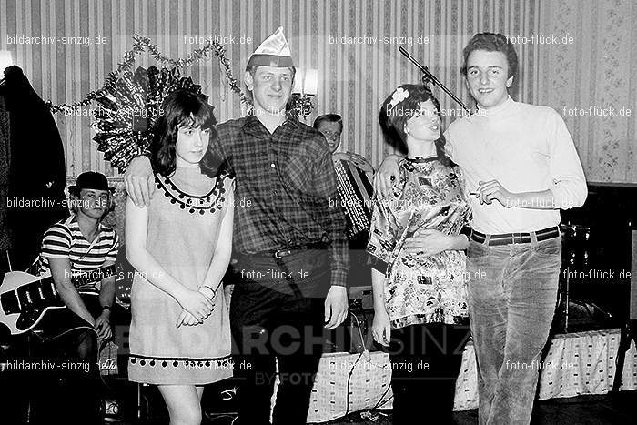 1966/1967 Jugendabend bei Steinemann Karneval: JGSTKR-010282