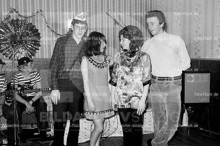 1966/1967 Jugendabend bei Steinemann Karneval: JGSTKR-010283