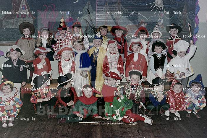 1966/1967 Karneval im Kath. Kindergarten St. Peter: KRKTKNSTPT-010286