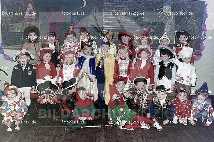 1966/1967 Karneval im Kath. Kindergarten St. Peter: KRKTKNSTPT-010288