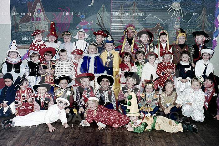 1966/1967 Karneval im Kath. Kindergarten St. Peter: KRKTKNSTPT-010290