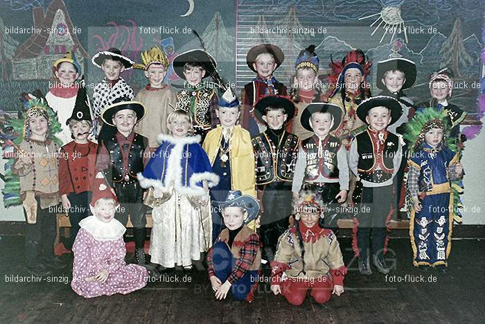 1966/1967 Karneval im Kath. Kindergarten St. Peter: KRKTKNSTPT-010292