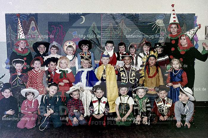 1966/1967 Karneval im Kath. Kindergarten St. Peter: KRKTKNSTPT-010295