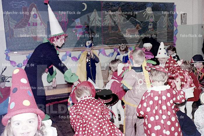 1966/1967 Karneval im Kath. Kindergarten St. Peter: KRKTKNSTPT-010298