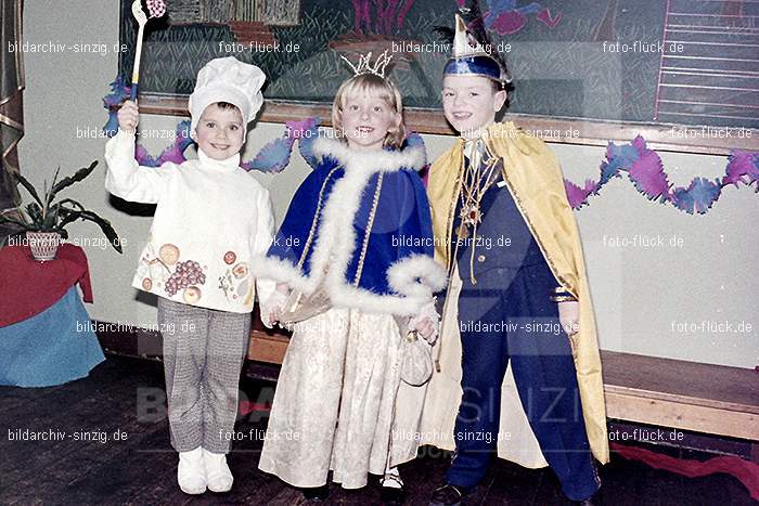 1966/1967 Karneval im Kath. Kindergarten St. Peter: KRKTKNSTPT-010300