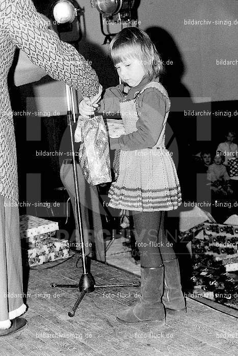 1973 Weihnachtsfeier für die Kinder der Angestellten der Agrob: WHFRKNNGGR-010342
