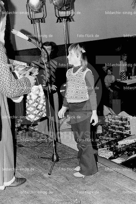 1973 Weihnachtsfeier für die Kinder der Angestellten der Agrob: WHFRKNNGGR-010346