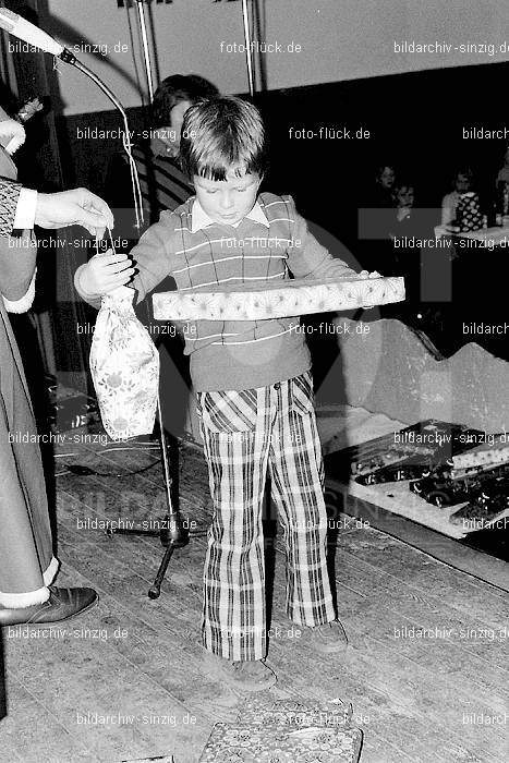 1973 Weihnachtsfeier für die Kinder der Angestellten der Agrob: WHFRKNNGGR-010358