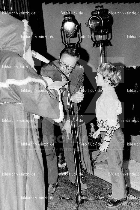 1973 Weihnachtsfeier für die Kinder der Angestellten der Agrob: WHFRKNNGGR-010365