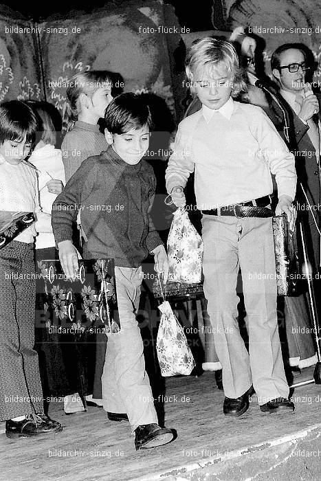 1973 Weihnachtsfeier für die Kinder der Angestellten der Agrob: WHFRKNNGGR-010368
