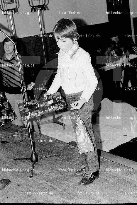 1973 Weihnachtsfeier für die Kinder der Angestellten der Agrob: WHFRKNNGGR-010369