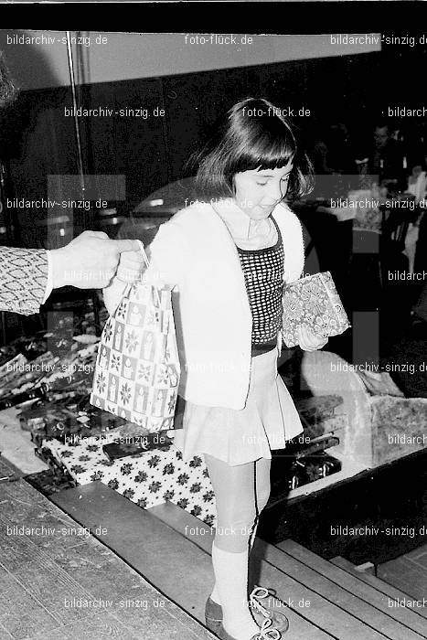 1973 Weihnachtsfeier für die Kinder der Angestellten der Agrob: WHFRKNNGGR-010394