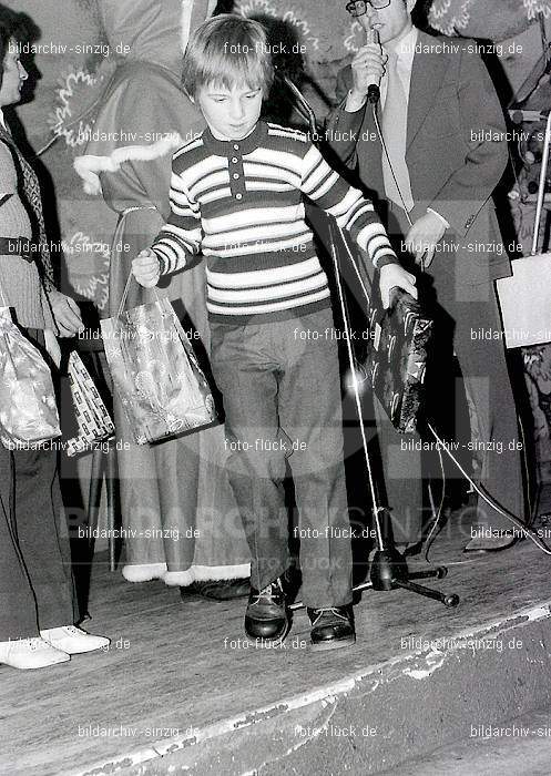 1973 Weihnachtsfeier für die Kinder der Angestellten der Agrob: WHFRKNNGGR-010407