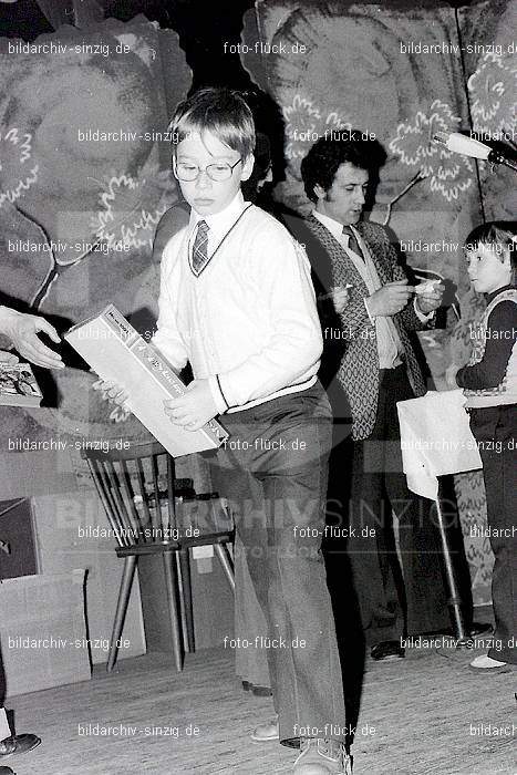 1973 Weihnachtsfeier für die Kinder der Angestellten der Agrob: WHFRKNNGGR-010412
