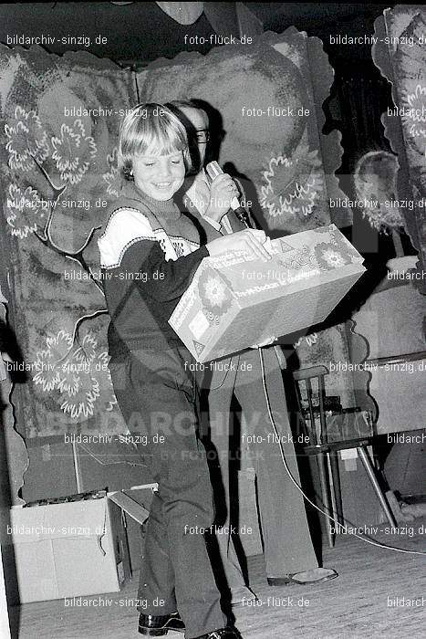 1973 Weihnachtsfeier für die Kinder der Angestellten der Agrob: WHFRKNNGGR-010417