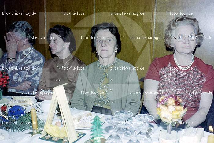 1974 Weihnachtsfeier der Senioren im Helenensaal Sinzig: WHSNHLSN-011086