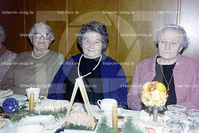 1974 Weihnachtsfeier der Senioren im Helenensaal Sinzig: WHSNHLSN-011091